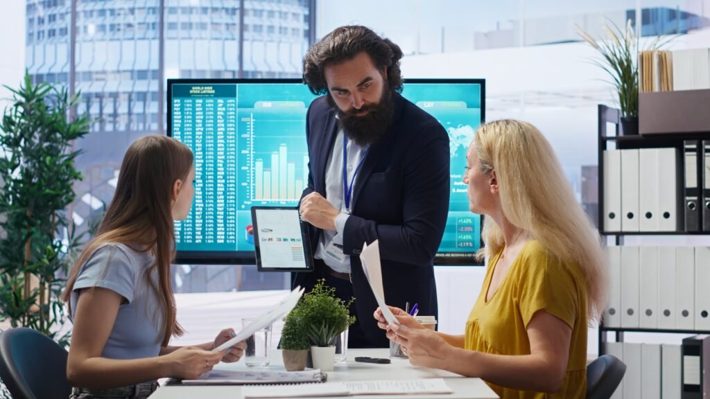 agent talking with parent and gen z girl, offering advice on investing